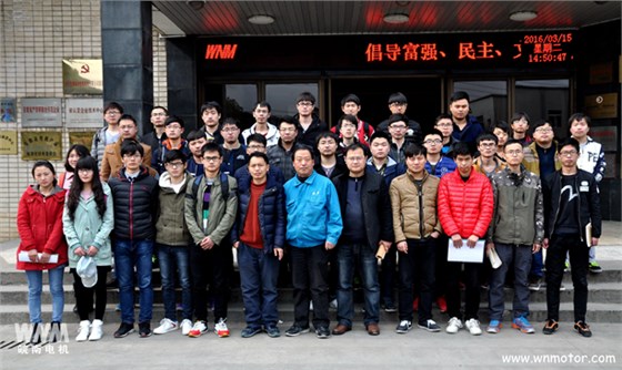 安工大在公司作畢業(yè)設(shè)計(jì)，在皖南電機(jī)合影留念