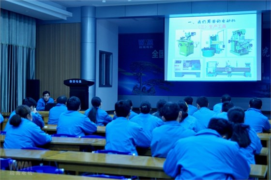 新學員在接受工藝知識培訓(xùn)