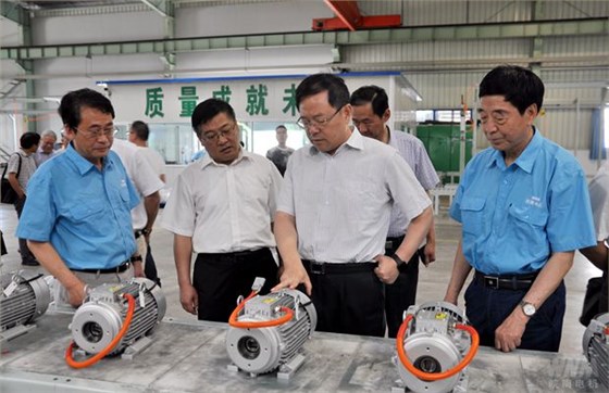 安徽省經(jīng)信委主任牛弩韜到皖南電機調研