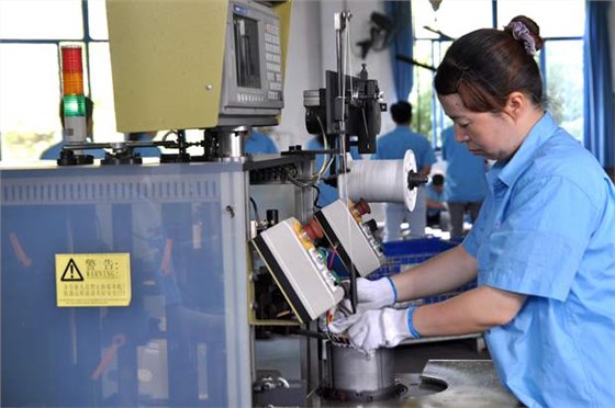 皖南電機員工在操作自動嵌線設備