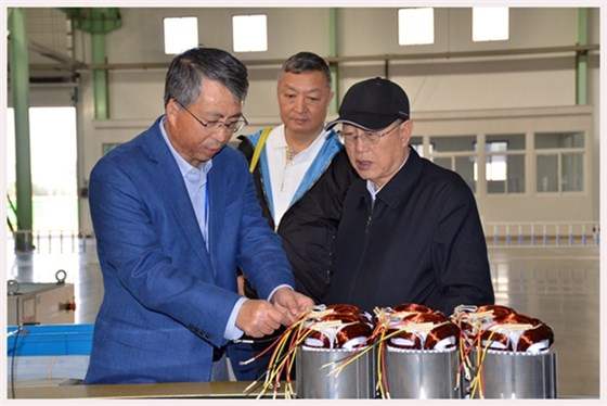 圖為中國機(jī)械工業(yè)聯(lián)合會特別顧問蔡惟慈（右一）、上海電器科學(xué)研究所(集團(tuán))有限公司黨委書記鄒孟奇（中）在公司副總經(jīng)理孫躍（左一）的陪同下參觀皖南電機(jī)生產(chǎn)車間