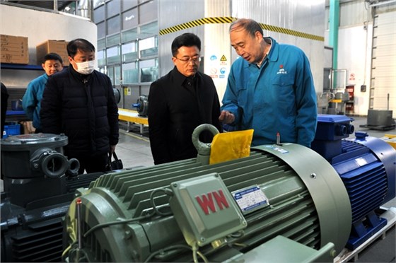 圖為管兵正在向省科技廳領導介紹皖南電機產(chǎn)品