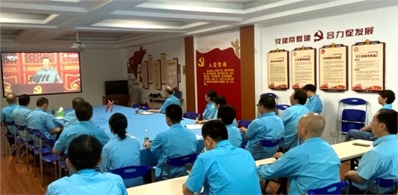 皖南電機(jī)黨委書(shū)記、副董事長(zhǎng)管兵正在與公司黨員干部一起集中收看大會(huì)直播