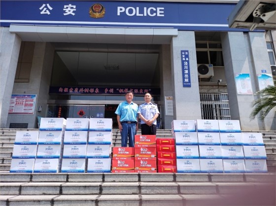 圖為公司安全環(huán)境保護處處長董萌蓓為子弟兵及公安民警送去慰問品，并致以節(jié)日的問候和祝福