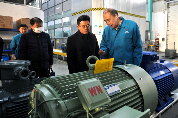 圖為管兵正在向省科技廳領(lǐng)導(dǎo)介紹皖南電機(jī)產(chǎn)品 圖為管兵正在向省科技廳領(lǐng)導(dǎo)介紹皖南電機(jī)產(chǎn)品