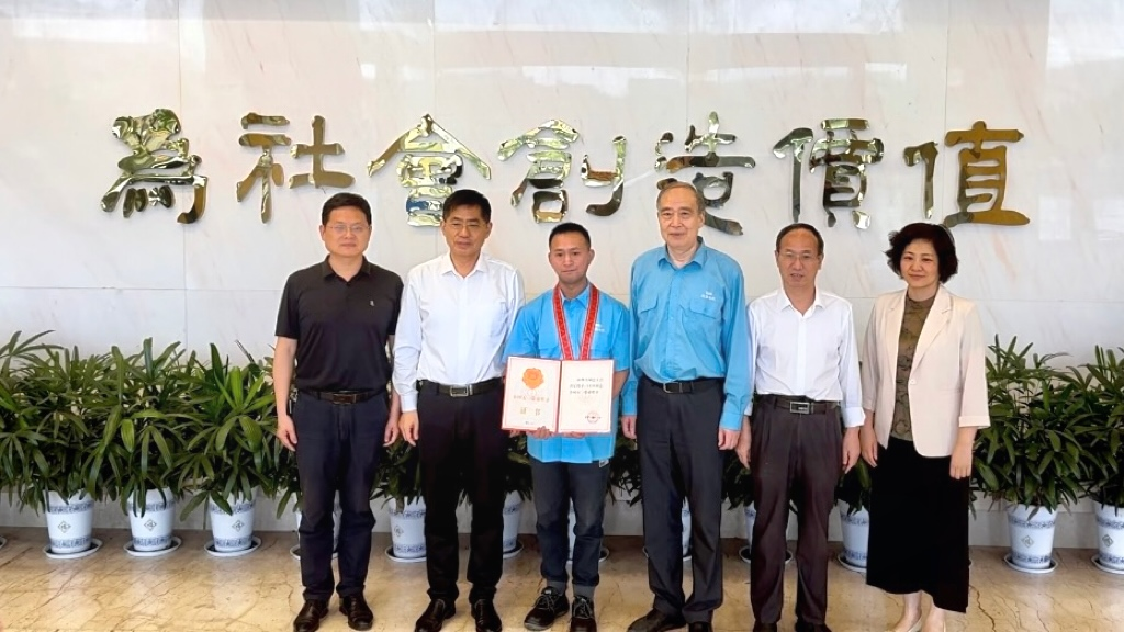 省、市總工會(huì)為皖南電機(jī)“全國(guó)五一勞動(dòng)獎(jiǎng)?wù)?rdquo;獲得者授牌頒獎(jiǎng)